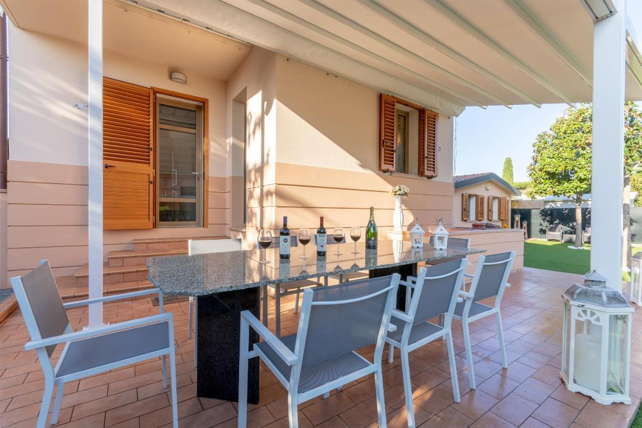 Villino Esse, Libero Su 4 Lati Piu Dependance Nel Cuore Della Versilia Marina di Pietrasanta Ngoại thất bức ảnh