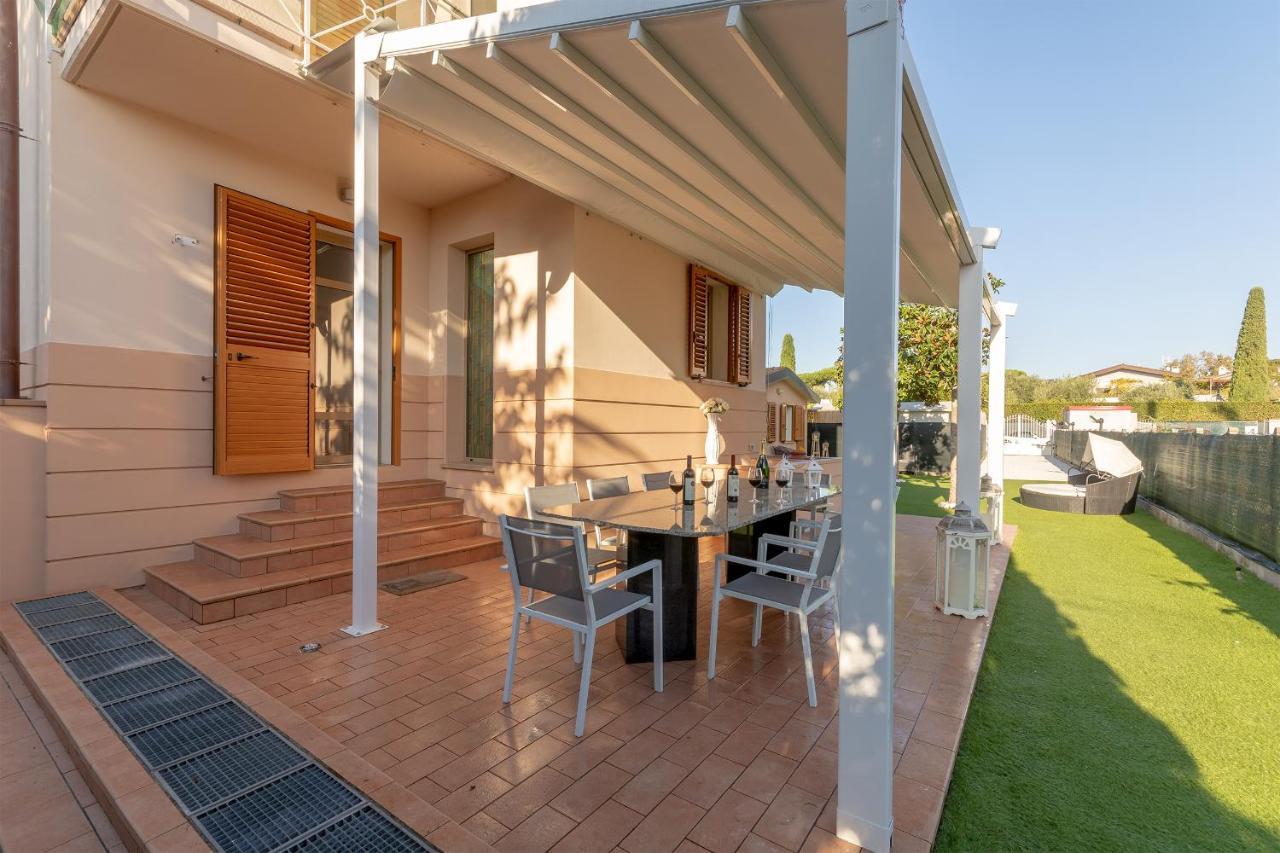 Villino Esse, Libero Su 4 Lati Piu Dependance Nel Cuore Della Versilia Marina di Pietrasanta Ngoại thất bức ảnh