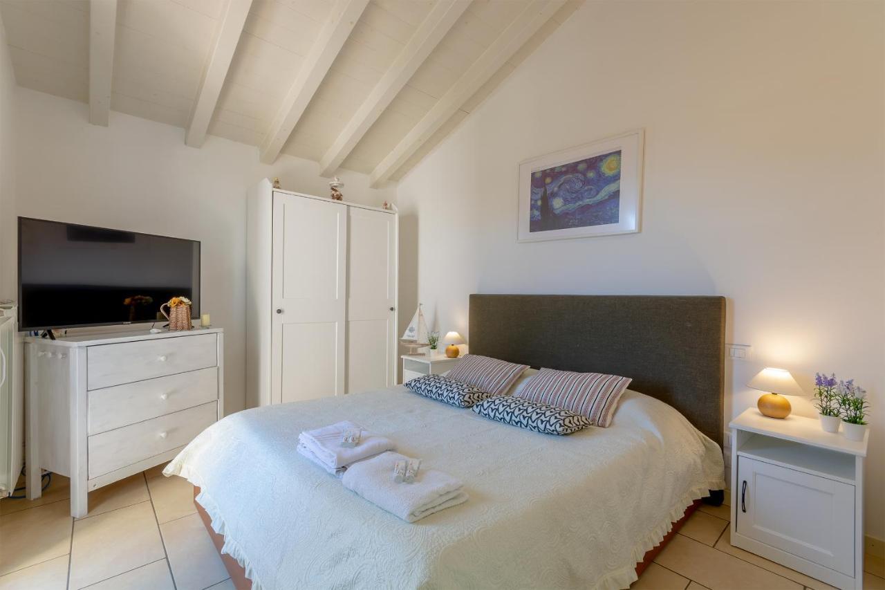Villino Esse, Libero Su 4 Lati Piu Dependance Nel Cuore Della Versilia Marina di Pietrasanta Ngoại thất bức ảnh